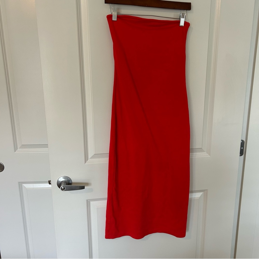 Gap cotton strapless midi slit dress in red 
XS but is stretchy 
Built in bra